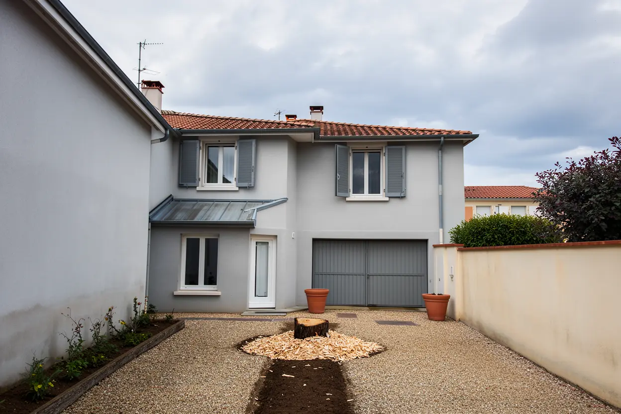 Cour sécurisée après abattage contrôlé du pin à Pau